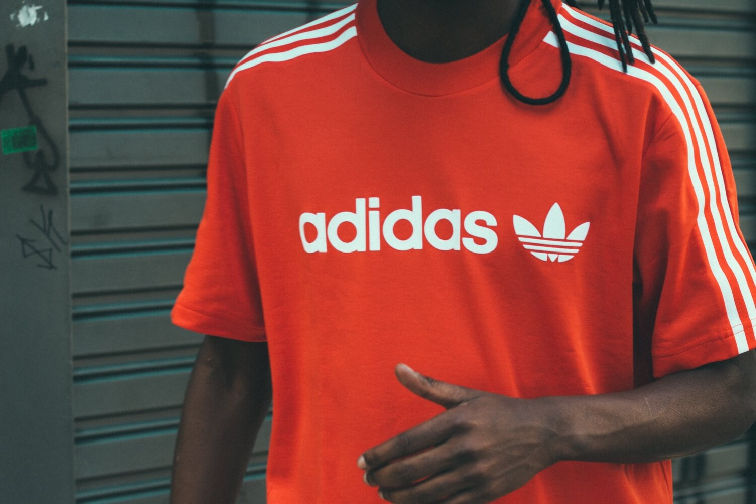 Mężczyzna ubrany w koszulkę Adidas
