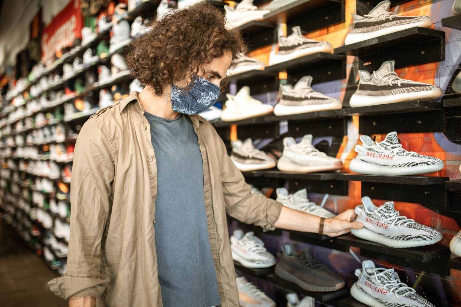 Mężczyzna oglądający buty Adidas w sklepie