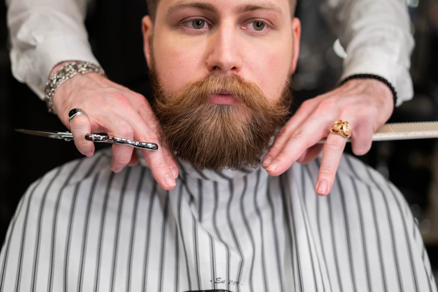Mężczyzna przygotowywany do golenia