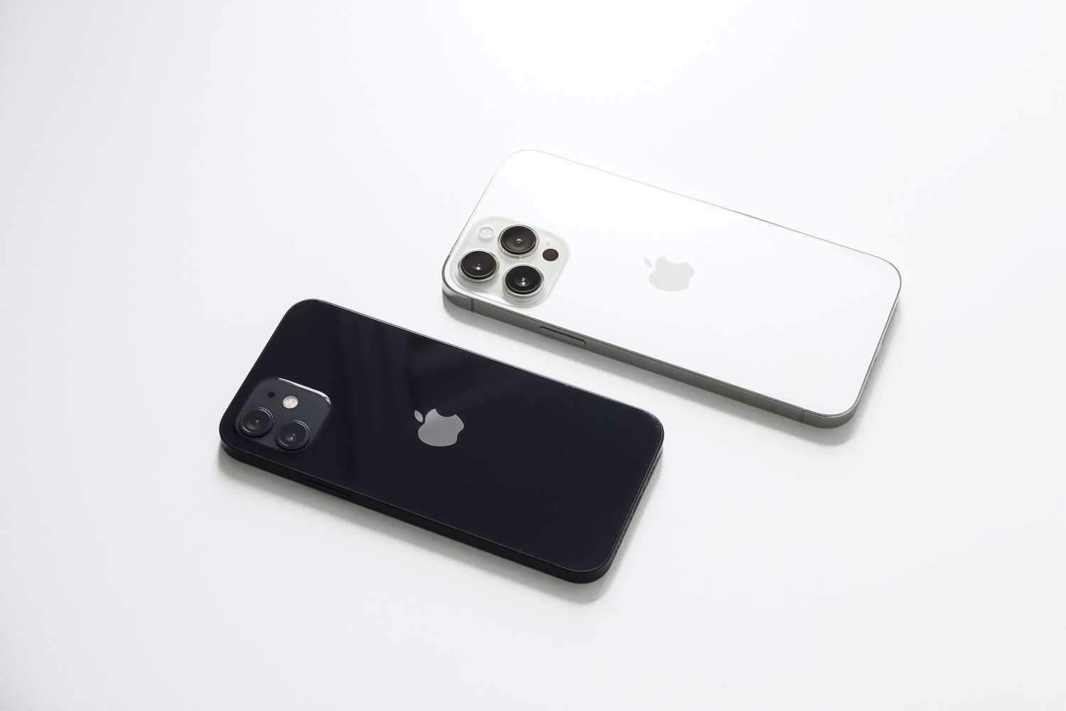 Zdjęcie telefonu iPhone 13 w dwóch kolorach