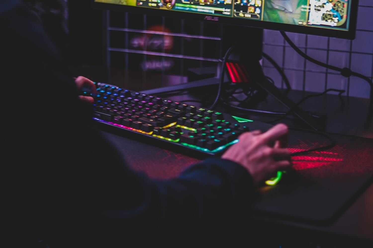 Osoba grająca w grę na komputerze gamingowym