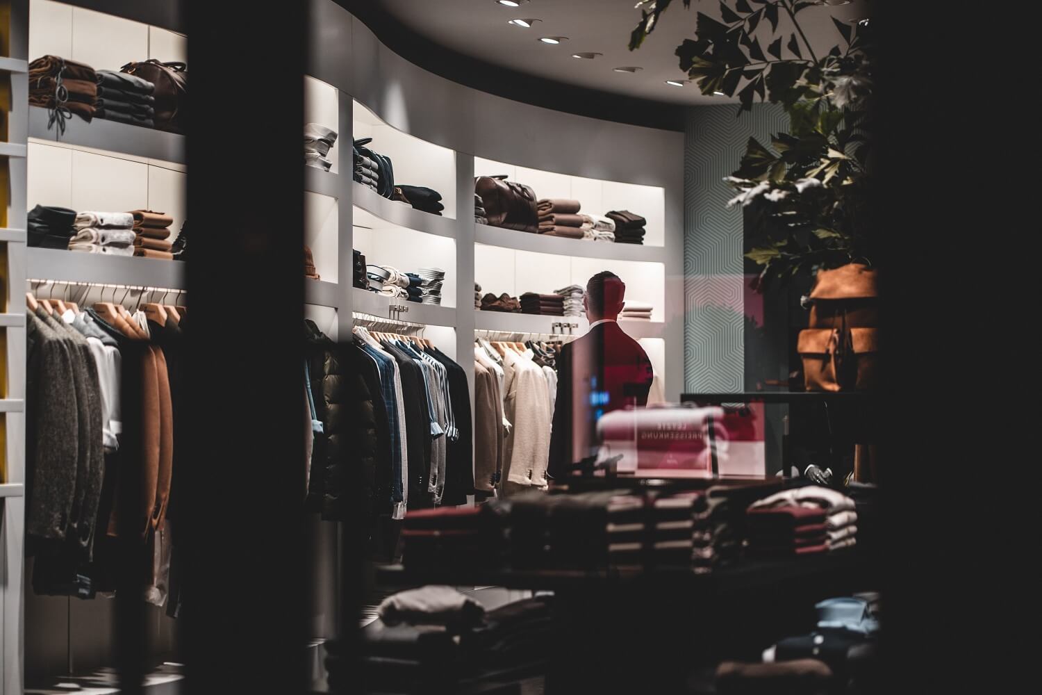 Mężczyzna oglądający ubrania w sklepie odzieżowym