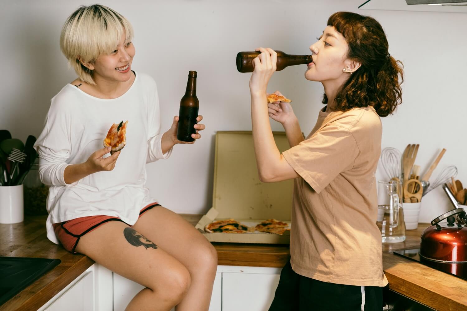 Kobiety jedzące wspólnie pizzę