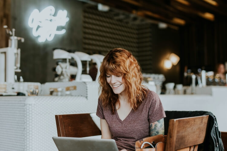 Kobieta w kawiarni z laptopem